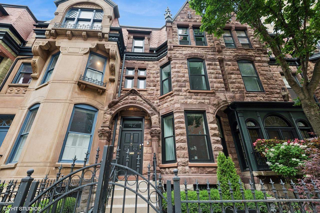 42 E Schiller St., Chicago, IL 60610