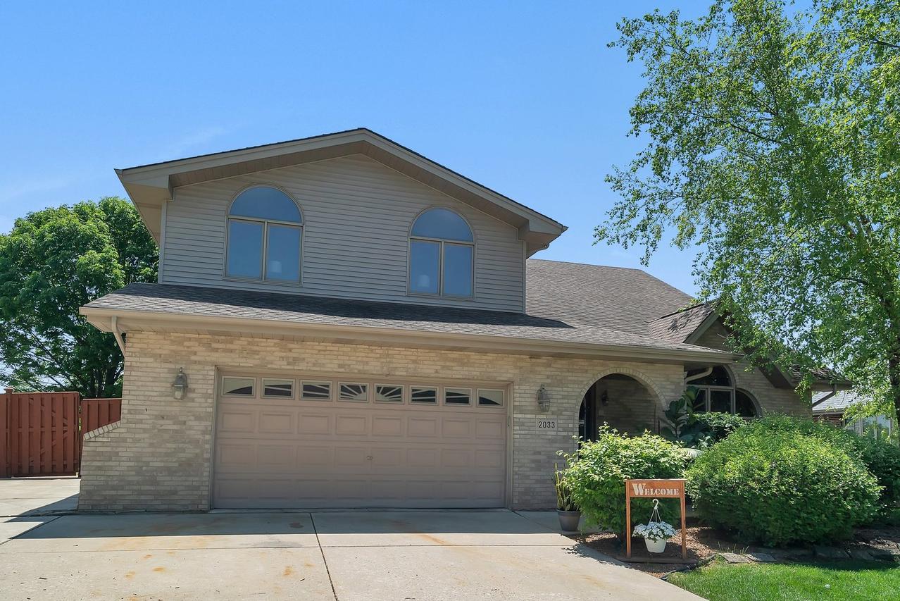 2033 Westbury Dr., Woodridge, IL 60517