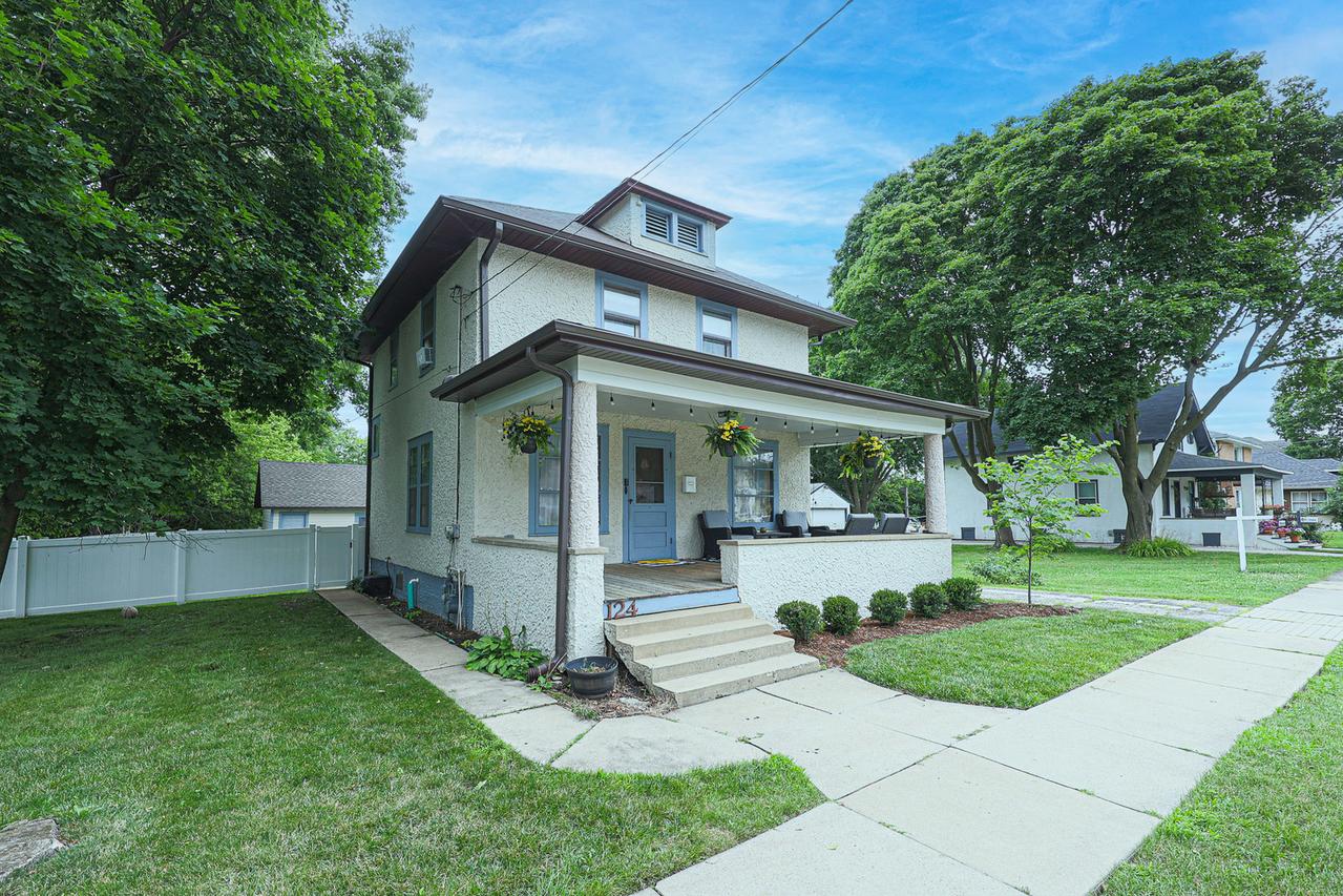 124 E Sunnyside Ave., Libertyville, IL 60048