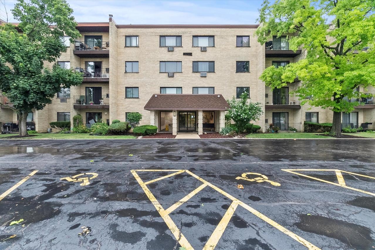 7221 Wolf Rd. #405B, Indian Head Park, IL 60525