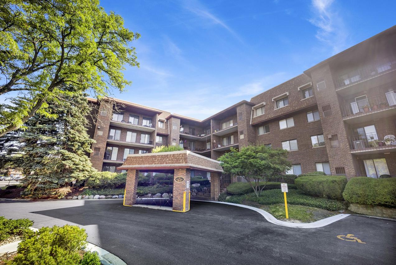 101 Old Oak Dr. #400A, Buffalo Grove, IL 60089