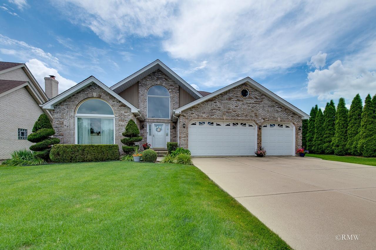 1227 W Surrey Ln., Addison, IL 60101