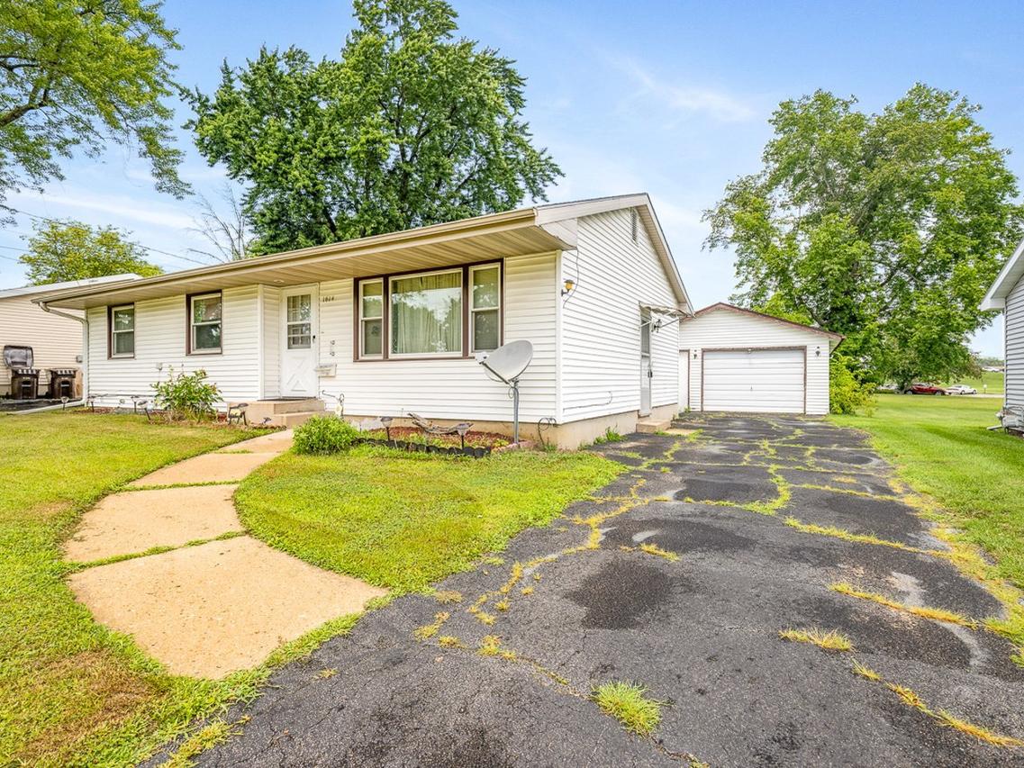 1614 W Laurel St., Freeport, IL 61032