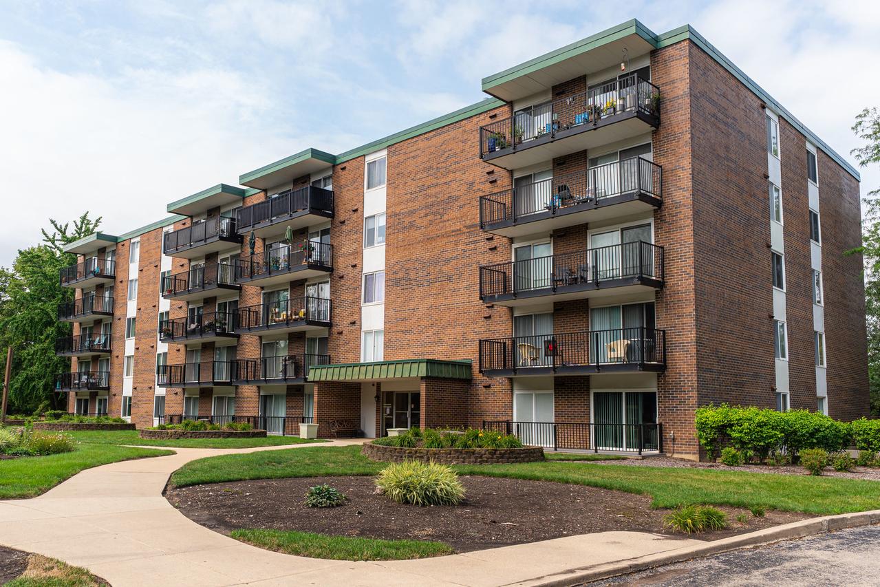 5S040 Pebblewood Ln. #W303, Naperville, IL 60563