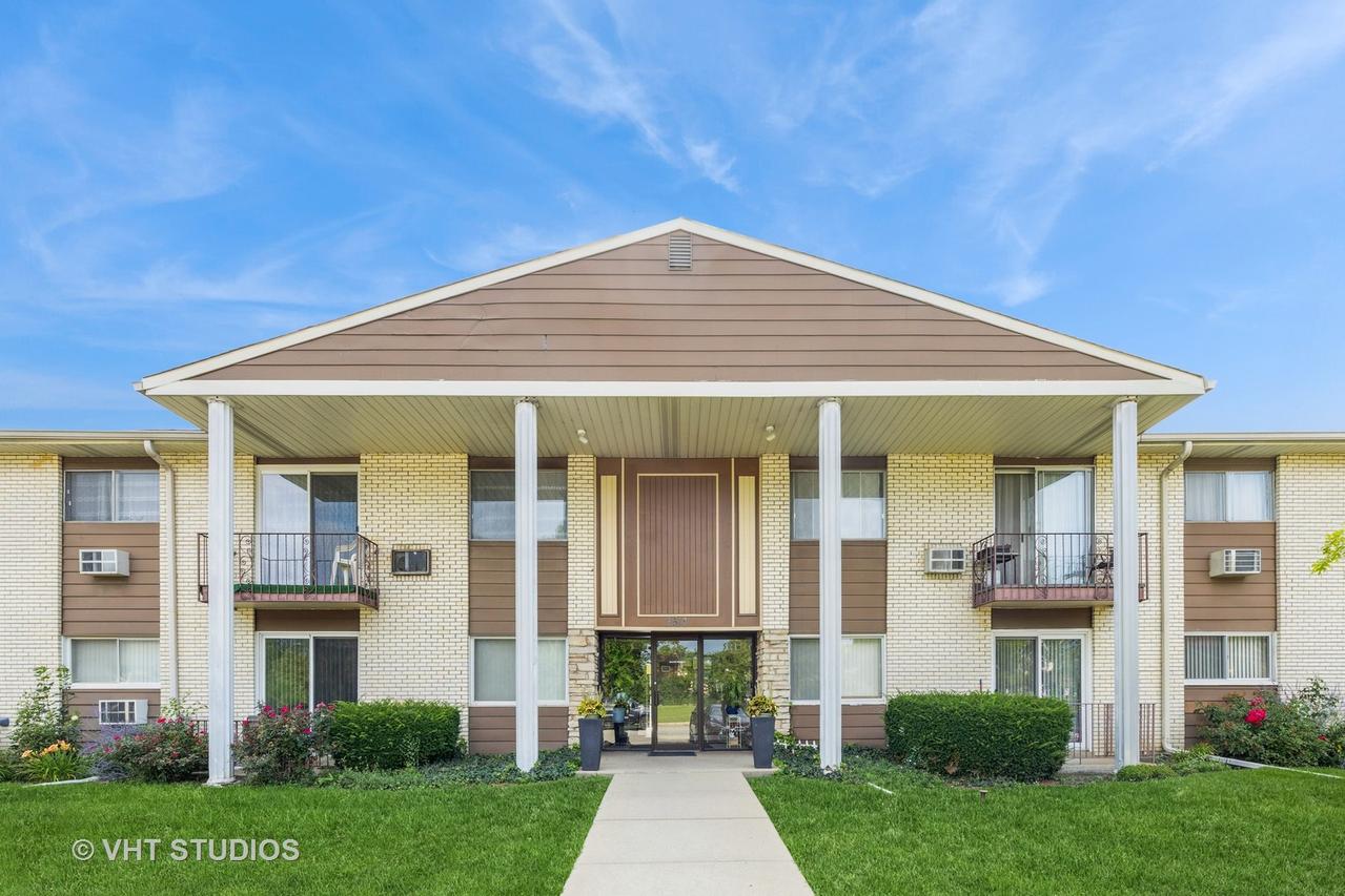 9518 Dee Rd. #203C, Des Plaines, IL 60016