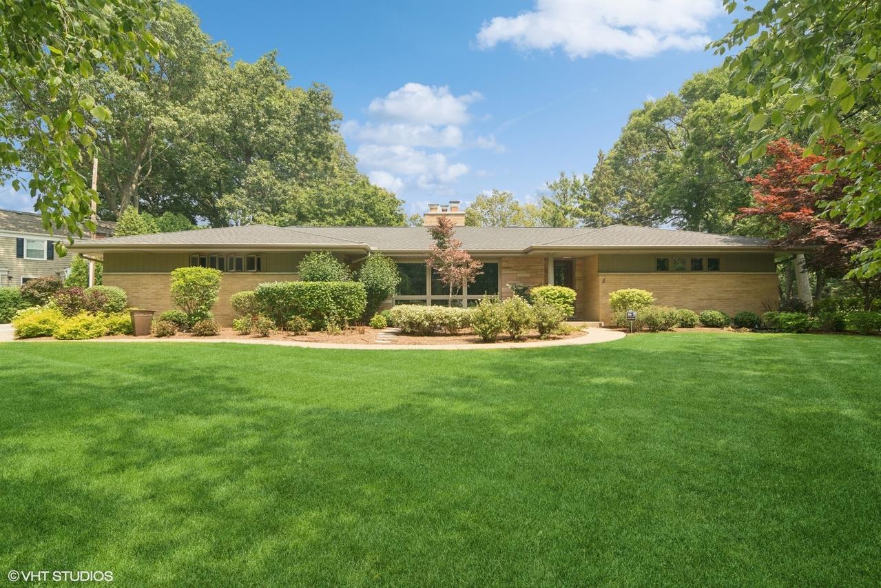 2007 Crestwood Ln., Palatine, IL 60067