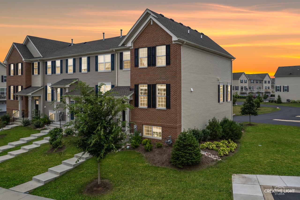 607 Brook Ct., Oswego, IL 60543