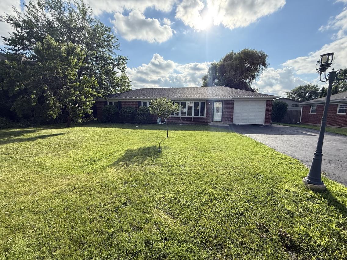 1124 Castle Dr., Glenview, IL 60025