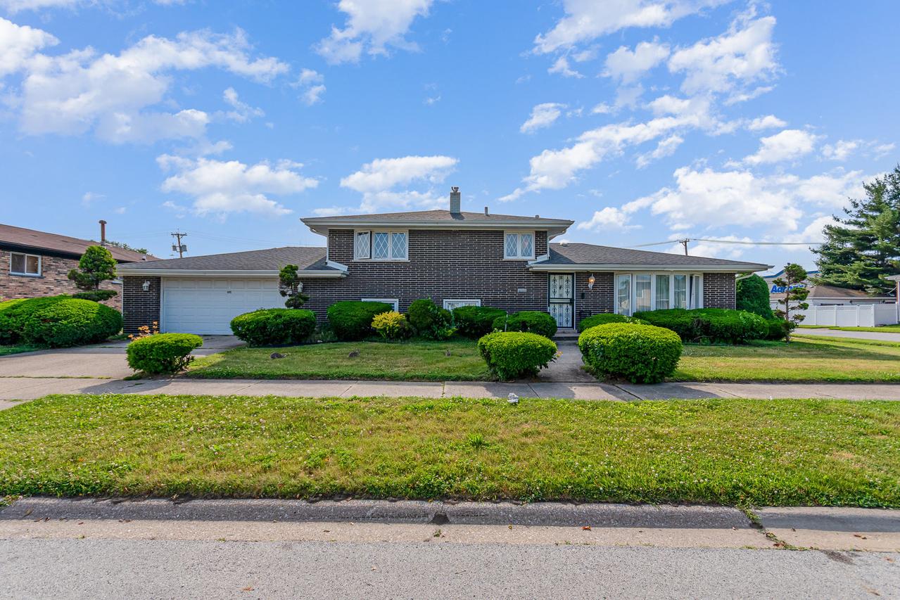 615 Hoxie Ave., Calumet City, IL 60409