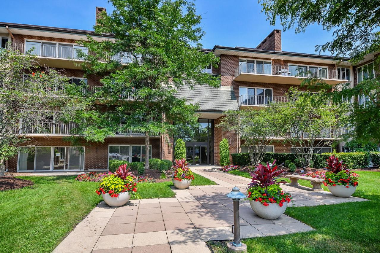 5 Oak Brook Club Dr. #N305, Oak Brook, IL 60523