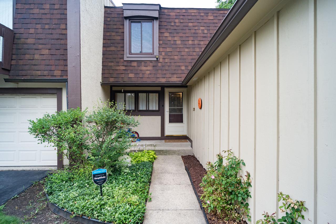 164 Cascade Dr., Indian Head Park, IL 60525