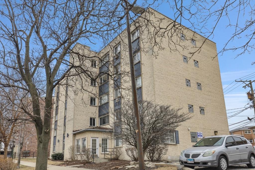 4976 N Milwaukee Ave. #101, Chicago, IL 60630