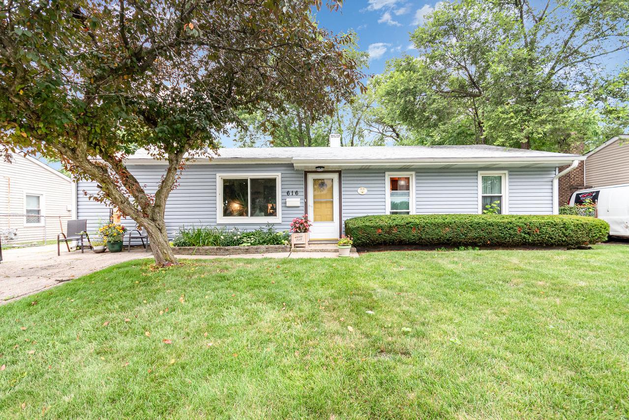 616 Parkside Cir., Streamwood, IL 60107