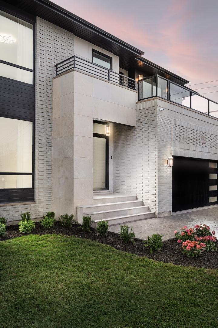 1906 Lee St., Des Plaines, IL 60018