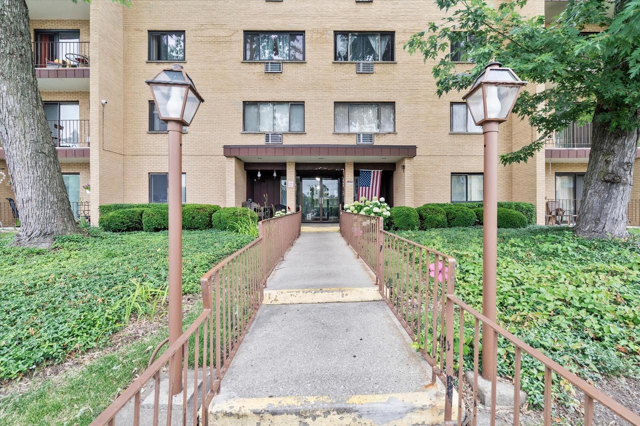 6670 S Brainard Ave. #303, Countryside, IL 60525