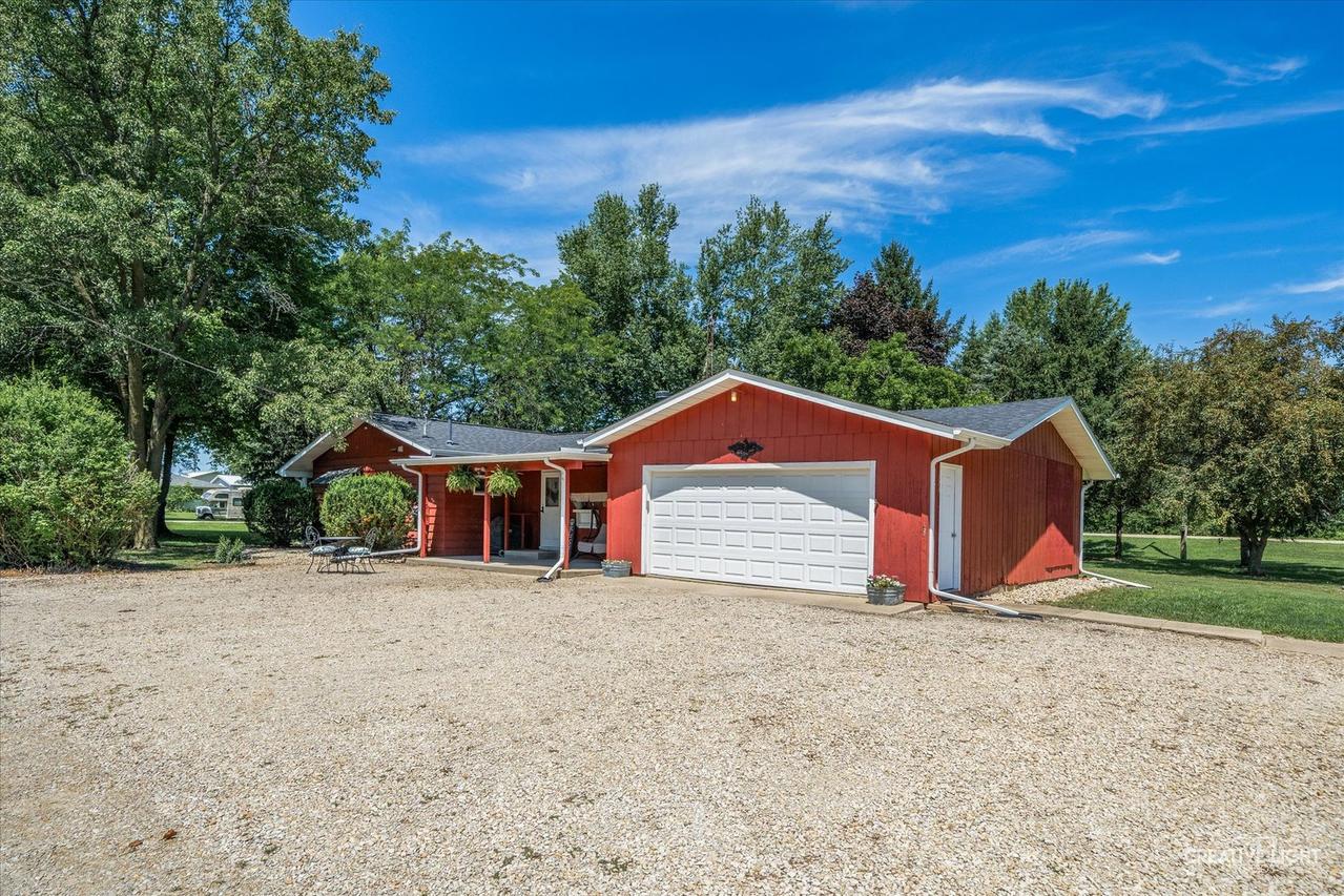 400 Water St., Earlville, IL 60518