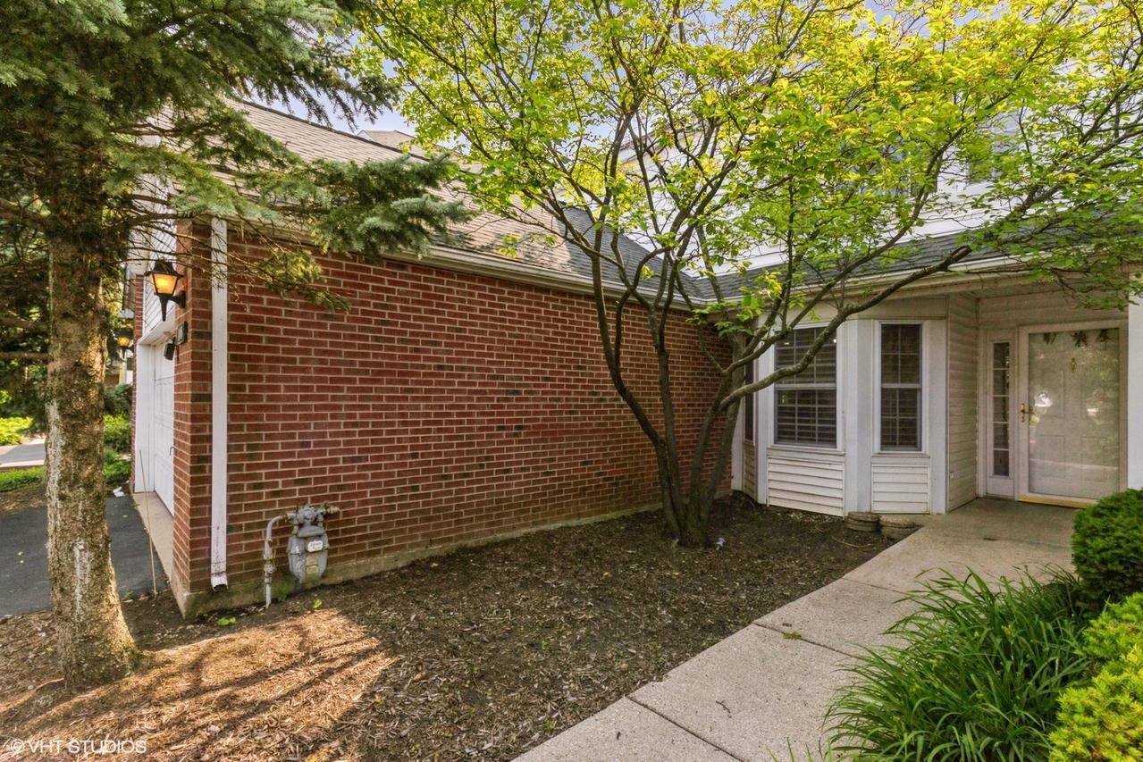 108 Meadowbrook Ln., Lake Bluff, IL 60044