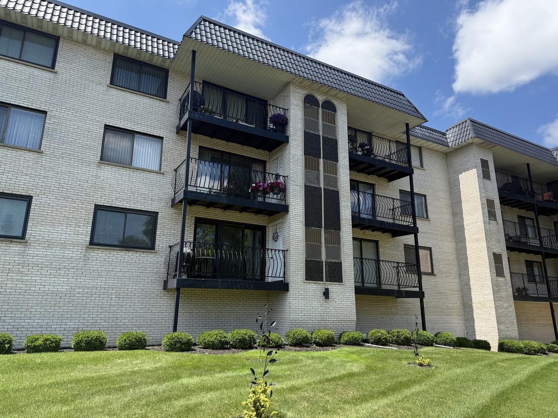 6950 W Forest Preserve Dr. #207, Norridge, IL 60706