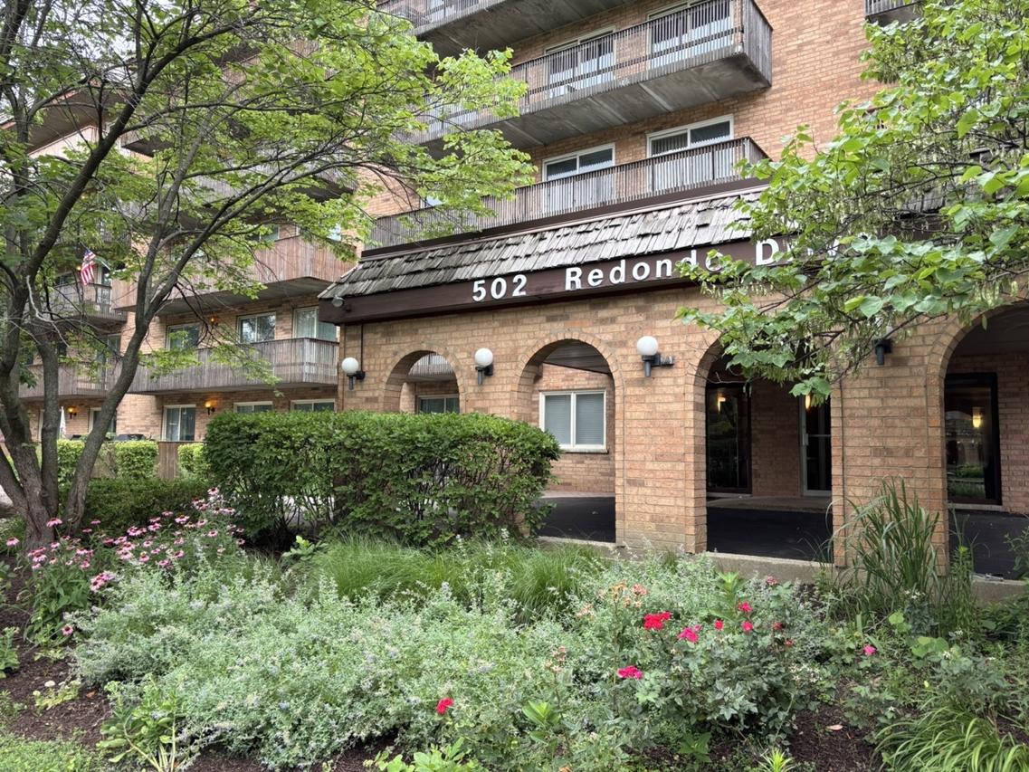 502 Redondo Dr. #112, Downers Grove, IL 60516