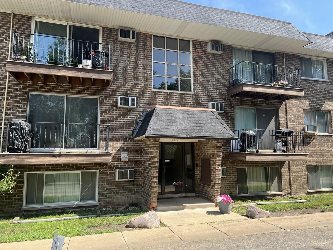 215 S Hale St. #8A, Addison, IL 60101