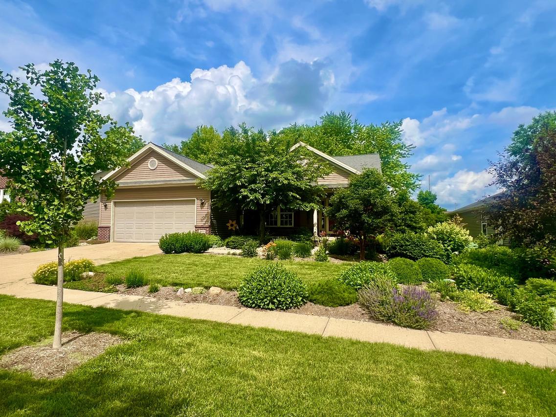 2402 Treeline Dr., Bloomington, IL 61704