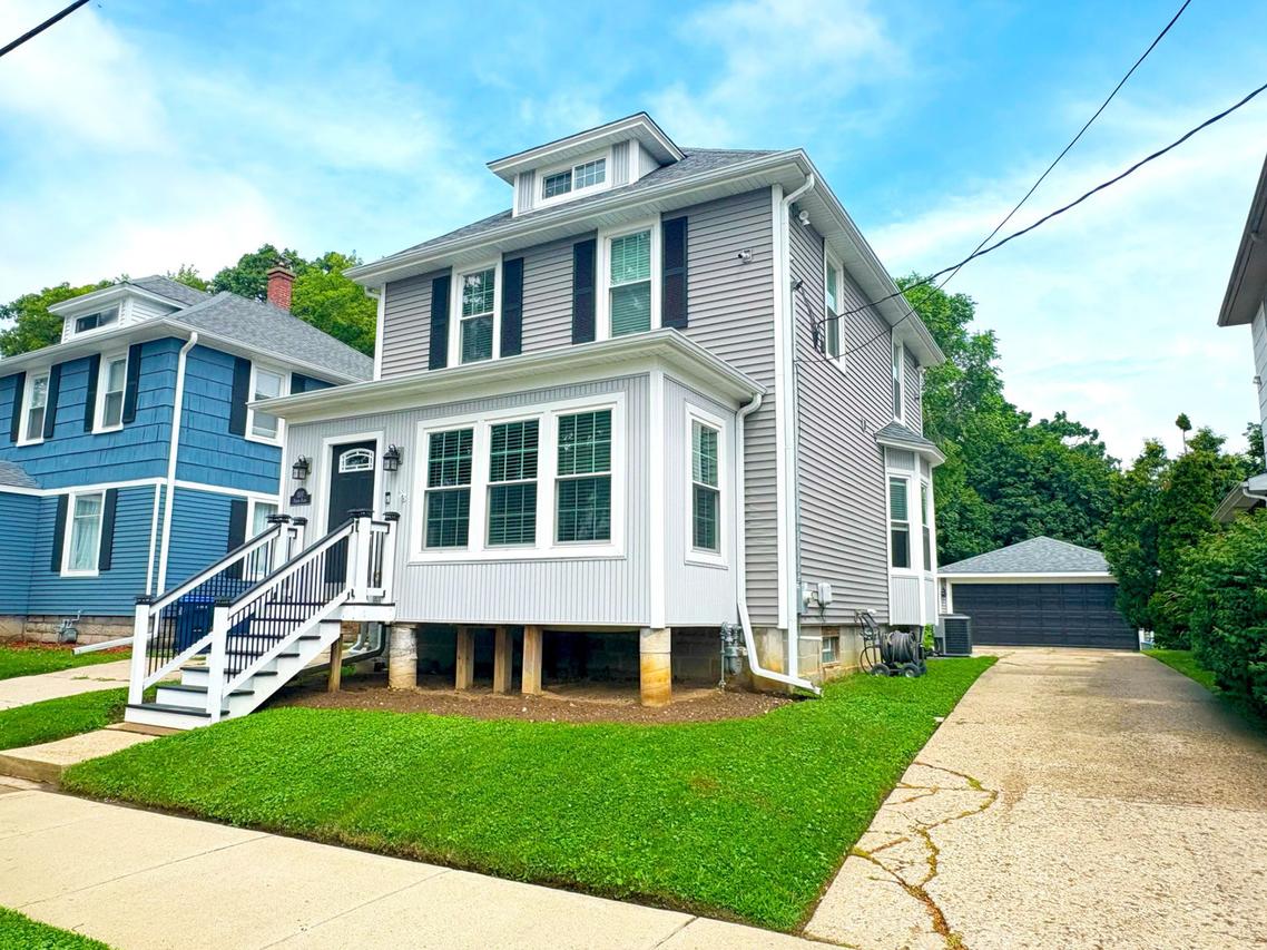 1107 Palmer Pl., Waukegan, IL 60085