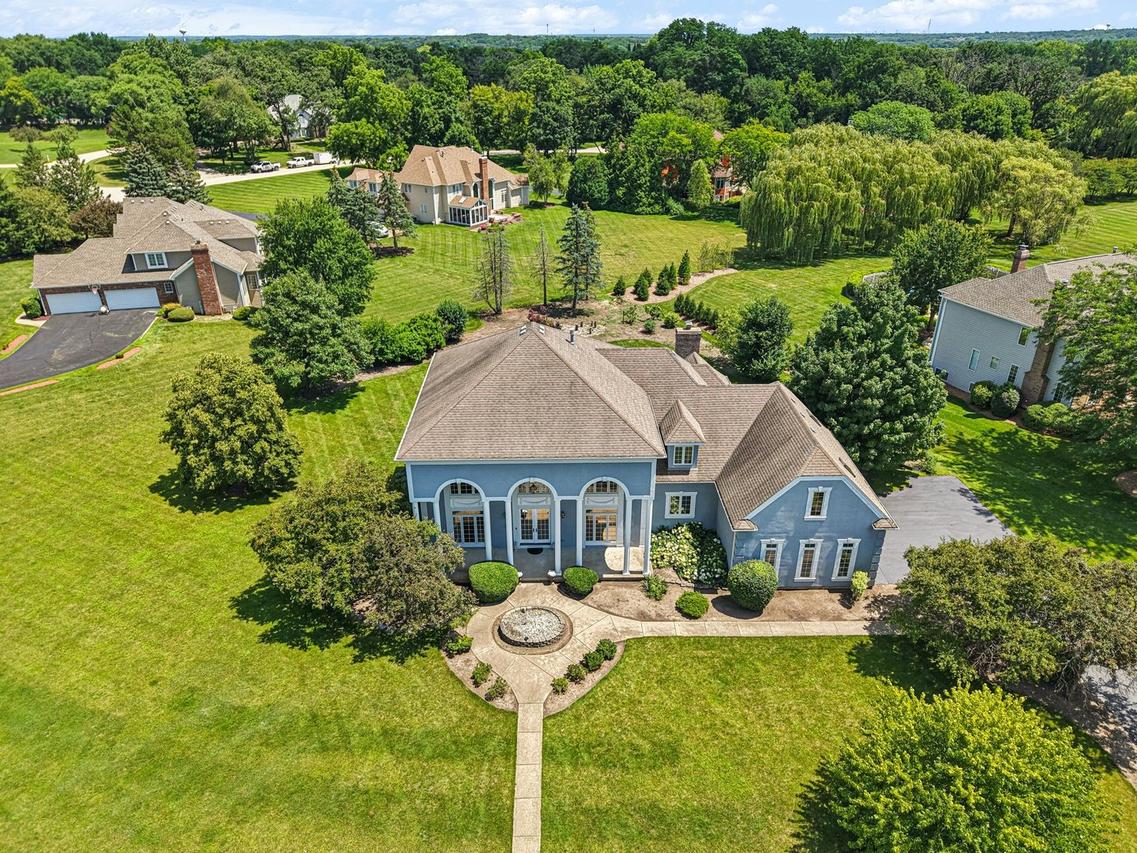 6605 Oakwood Manor Dr., Crystal Lake, IL 60012