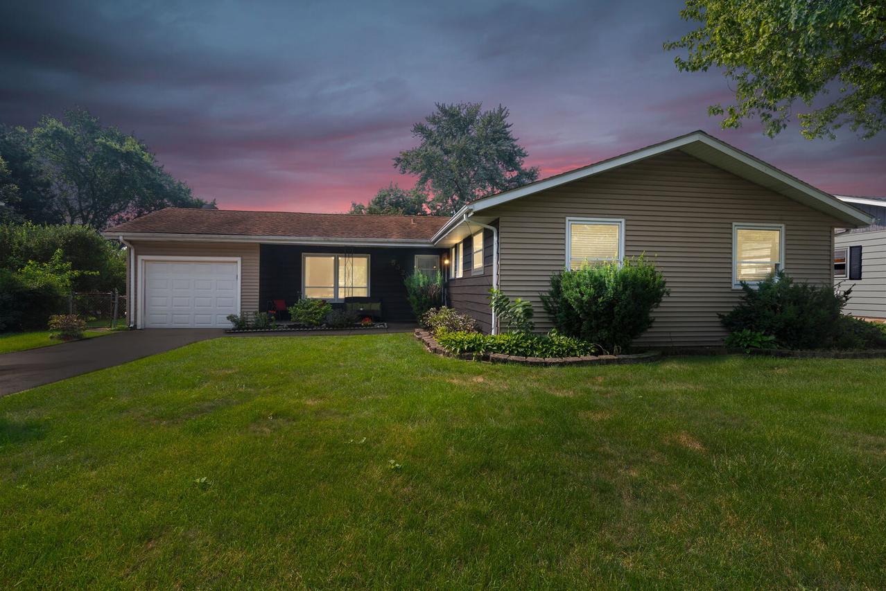 532 Apache Ln., Carol Stream, IL 60188