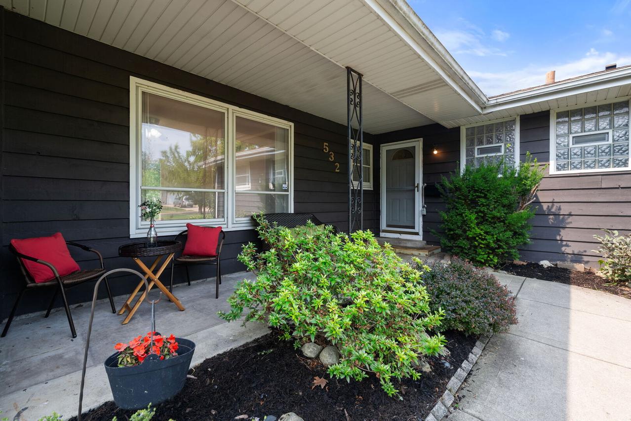 532 Apache Ln., Carol Stream, IL 60188