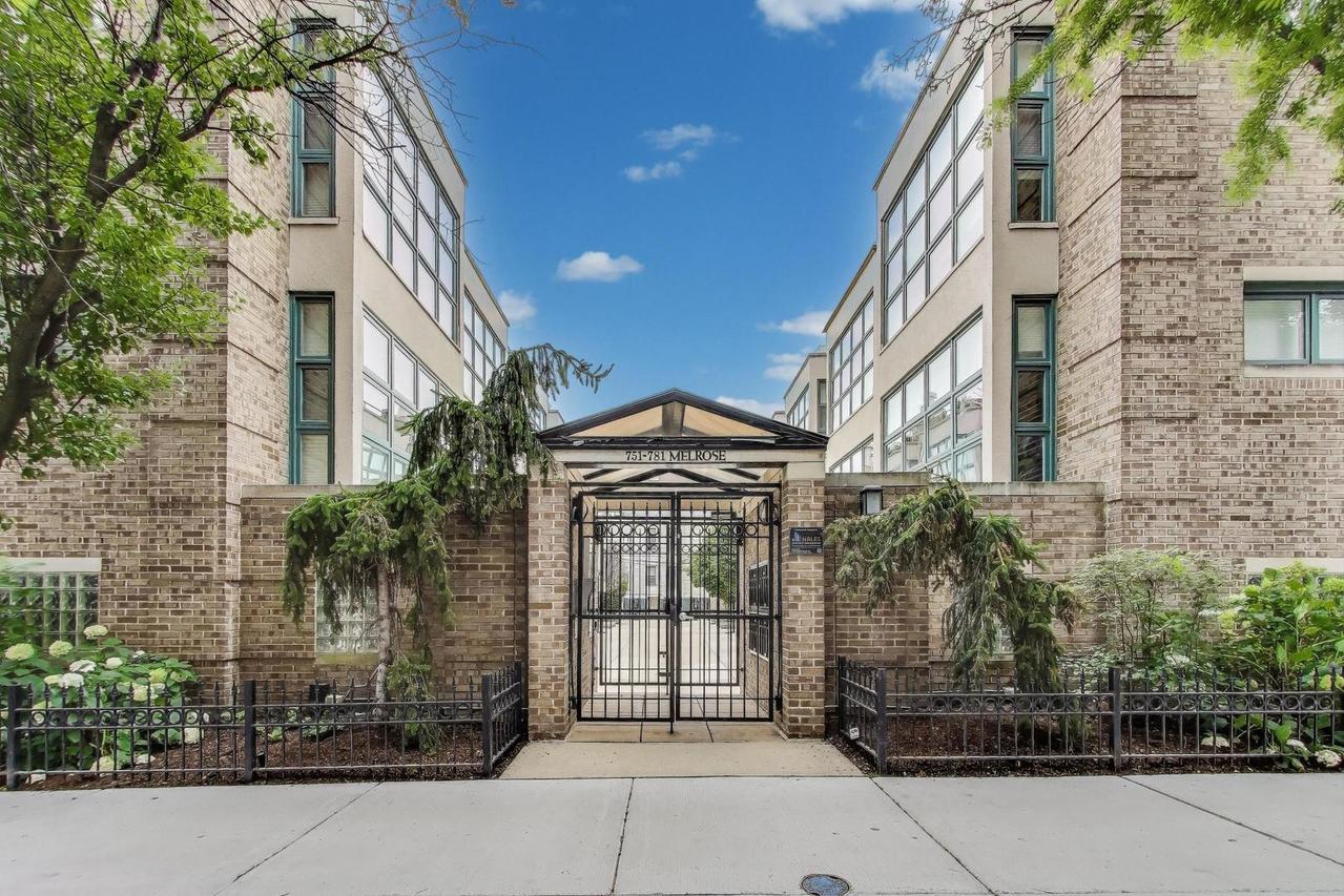 755 W Melrose St., Chicago, IL 60657