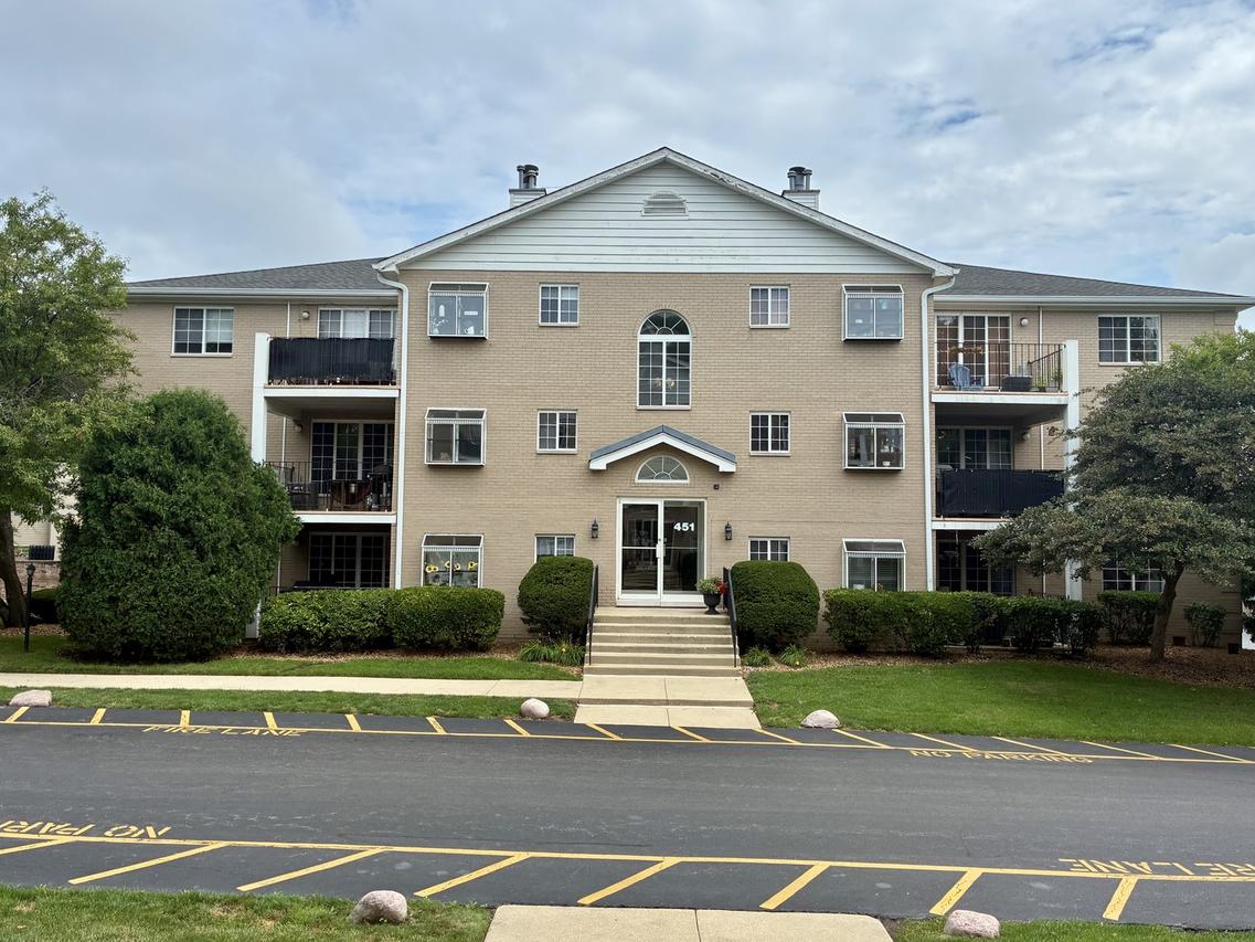 451 Valley Dr. #104, Naperville, IL 60563