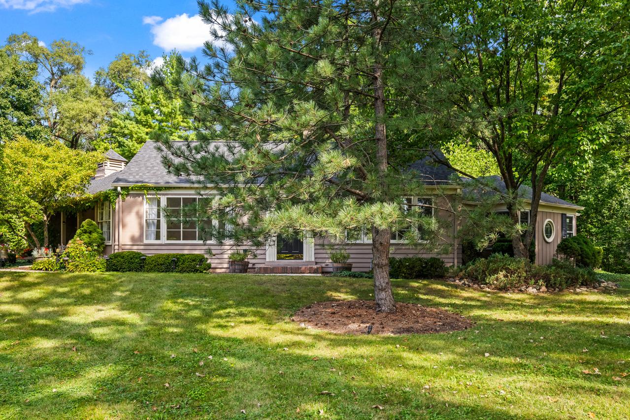 568 Golfview Dr., North Barrington, IL 60010