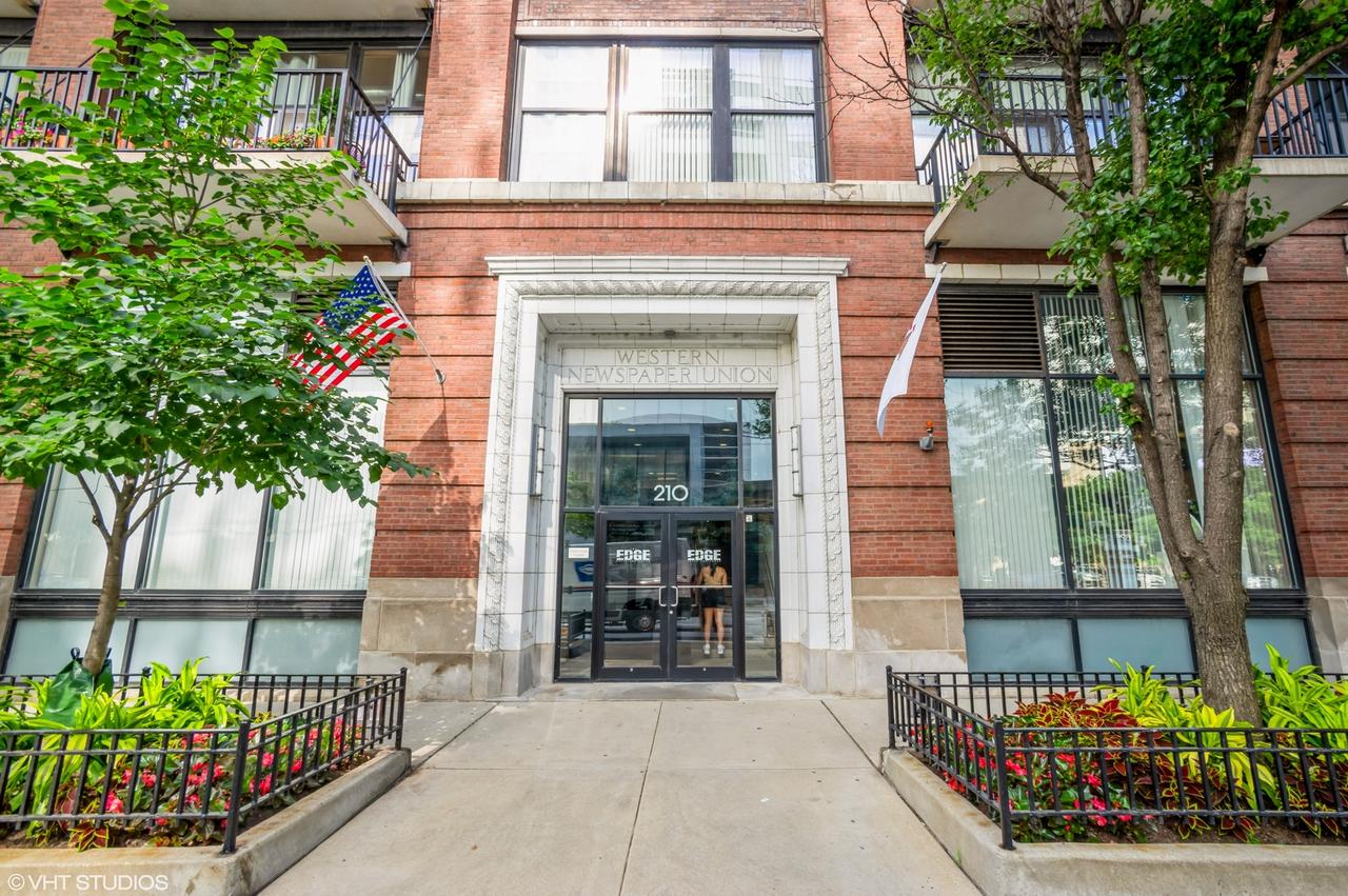 210 S Desplaines St. #2103, Chicago, IL 60661