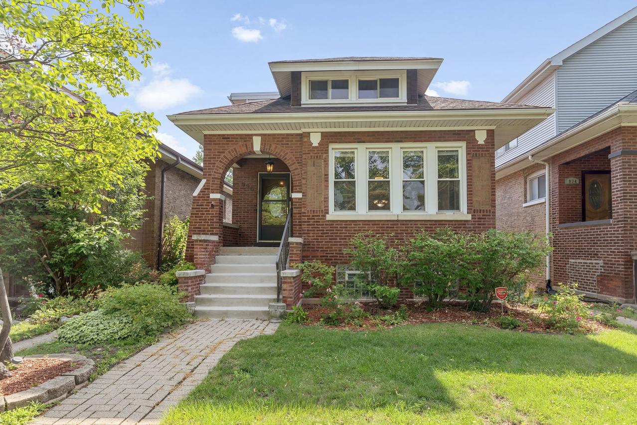 936 N Ridgeland Ave., Oak Park, IL 60302