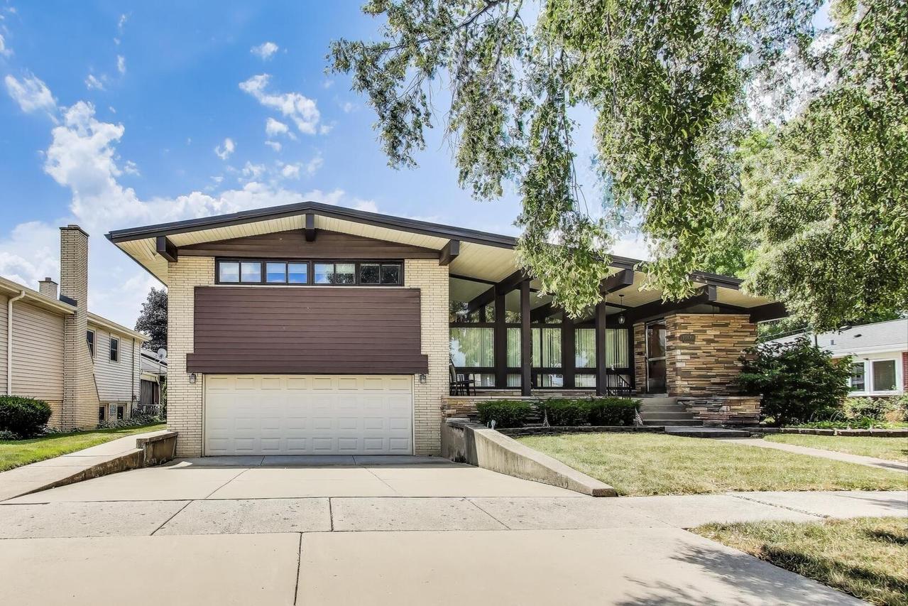 10020 S Karlov Ave., Oak Lawn, IL 60453