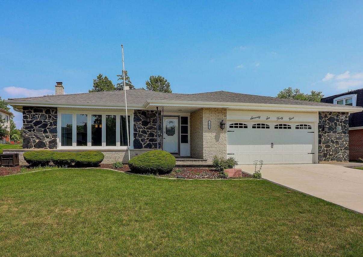 7649 Apple Tree Ln., Willowbrook, IL 60527