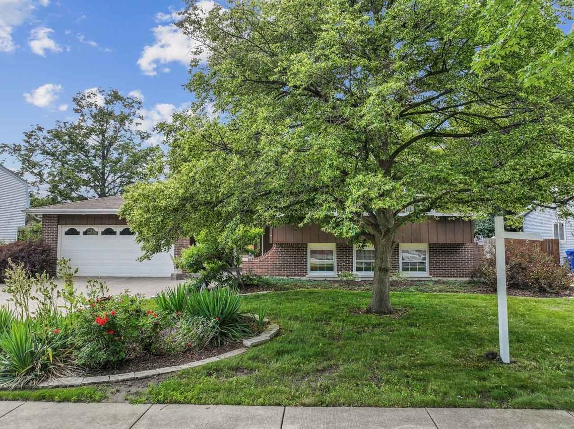 1516 Pembroke Ln., Wheaton, IL 60189