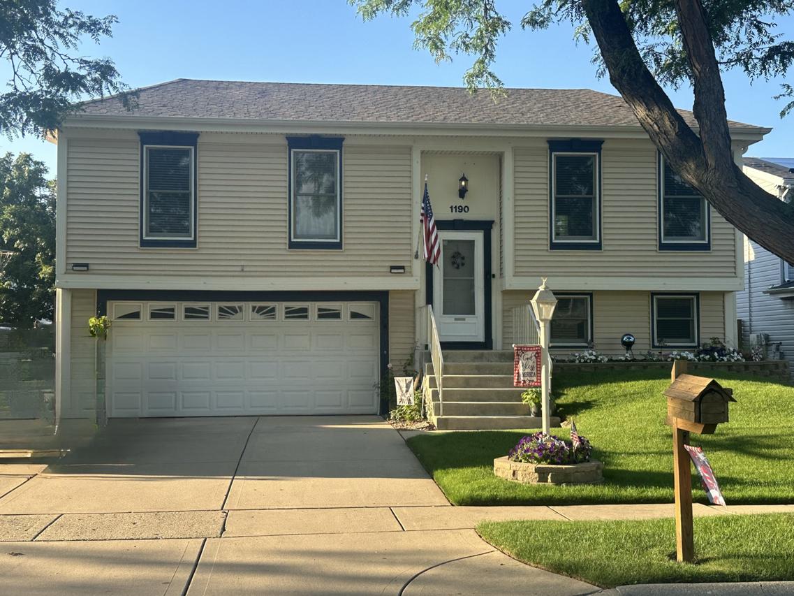1190 Singleton Dr., Roselle, IL 60172