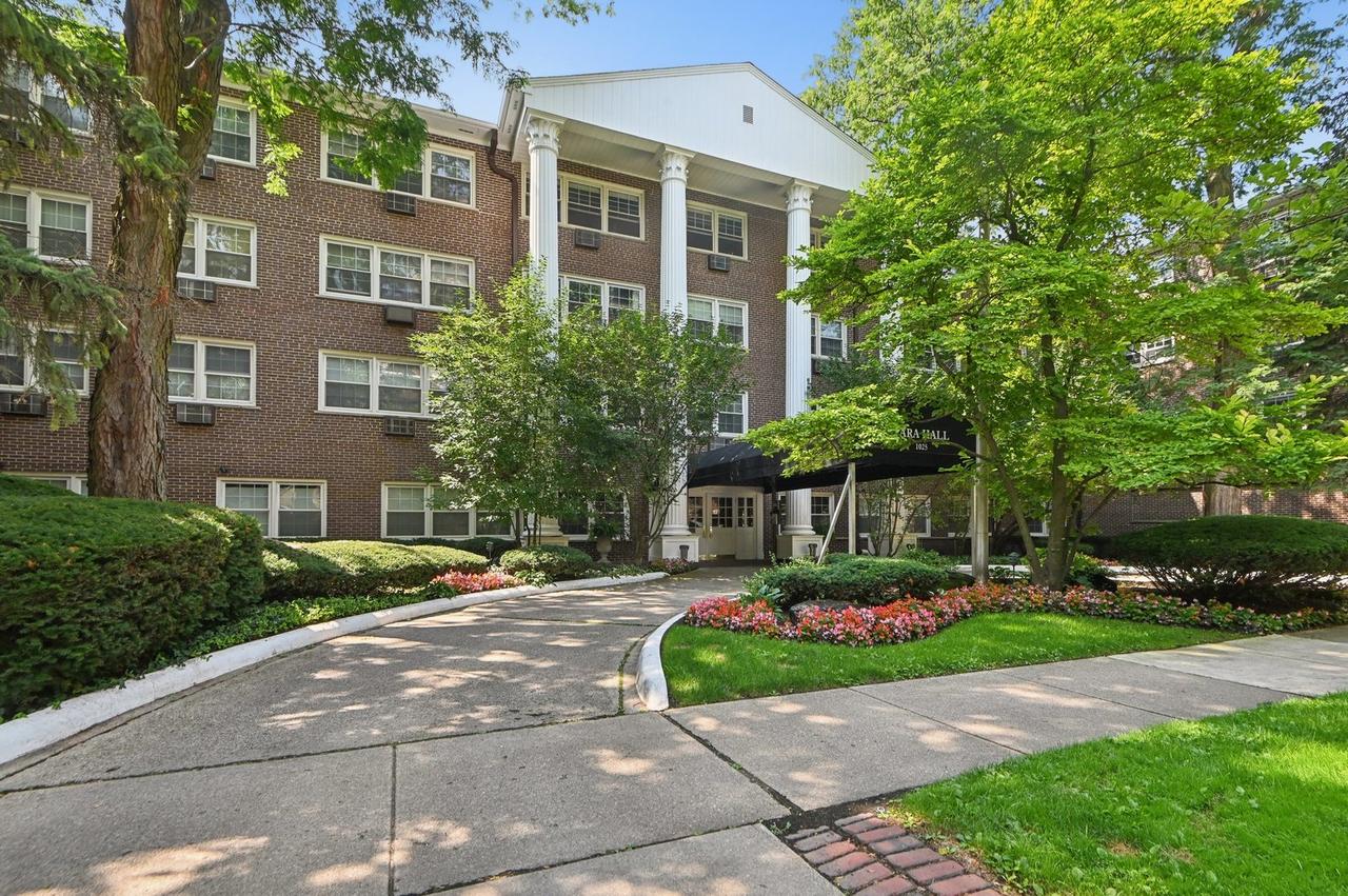 1025 Randolph St. #307, Oak Park, IL 60302