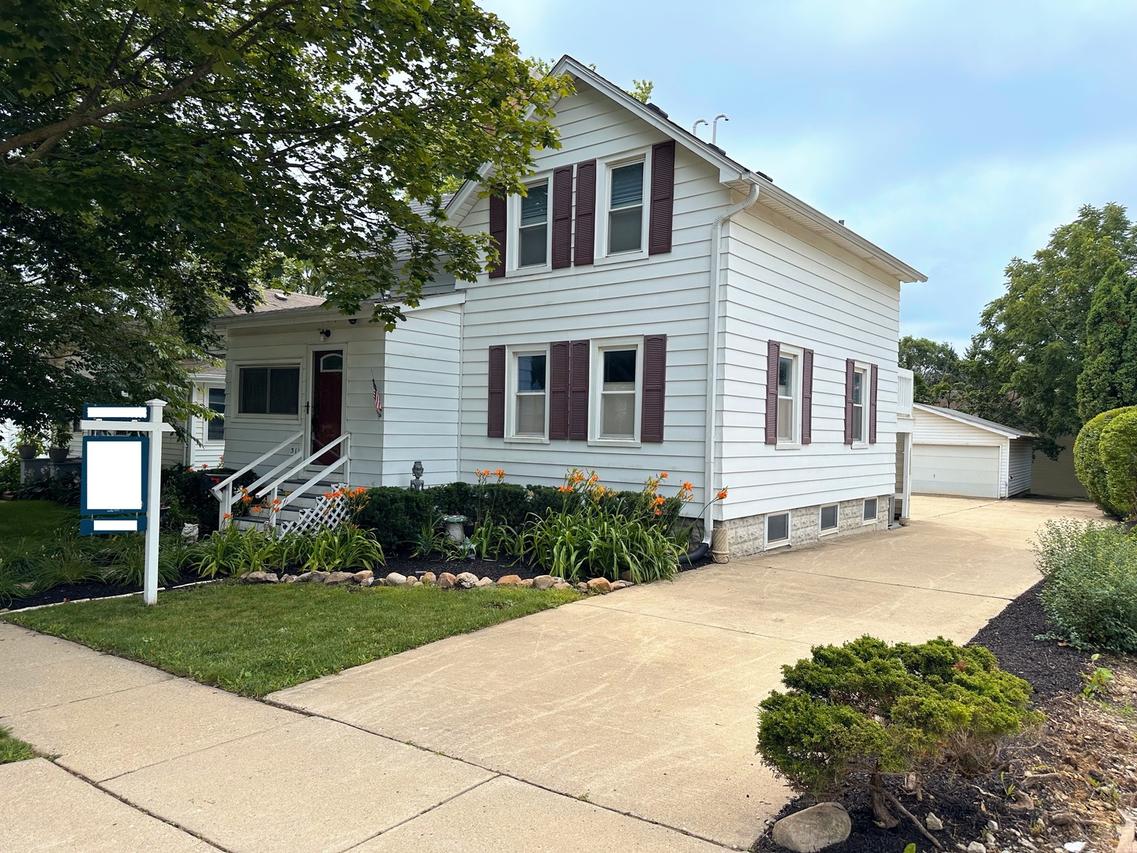 319 North Ave., Libertyville, IL 60048