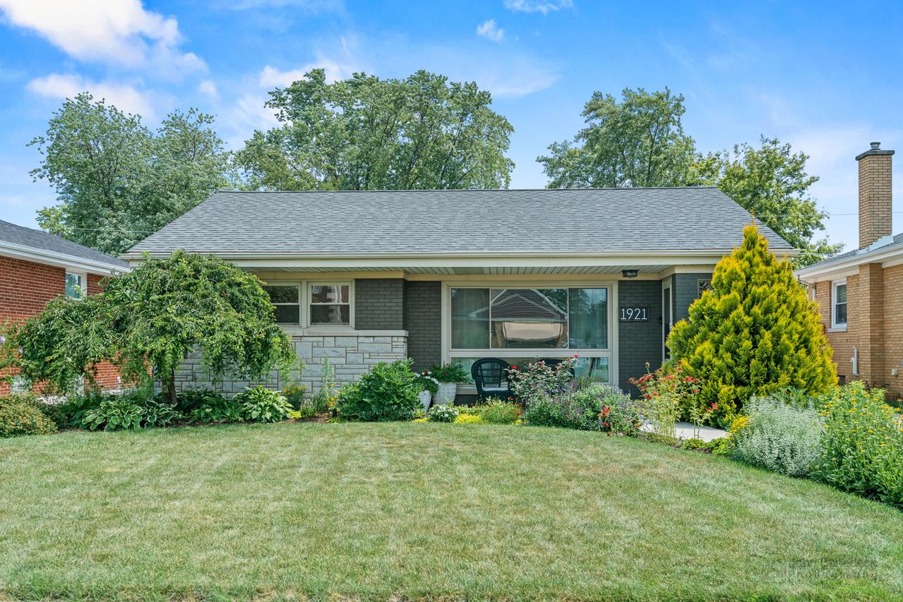 1921 Buckingham Ave., Westchester, IL 60154