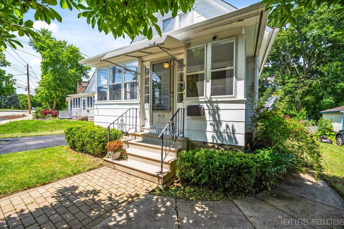 1224 Dean St., St. Charles, IL 60174