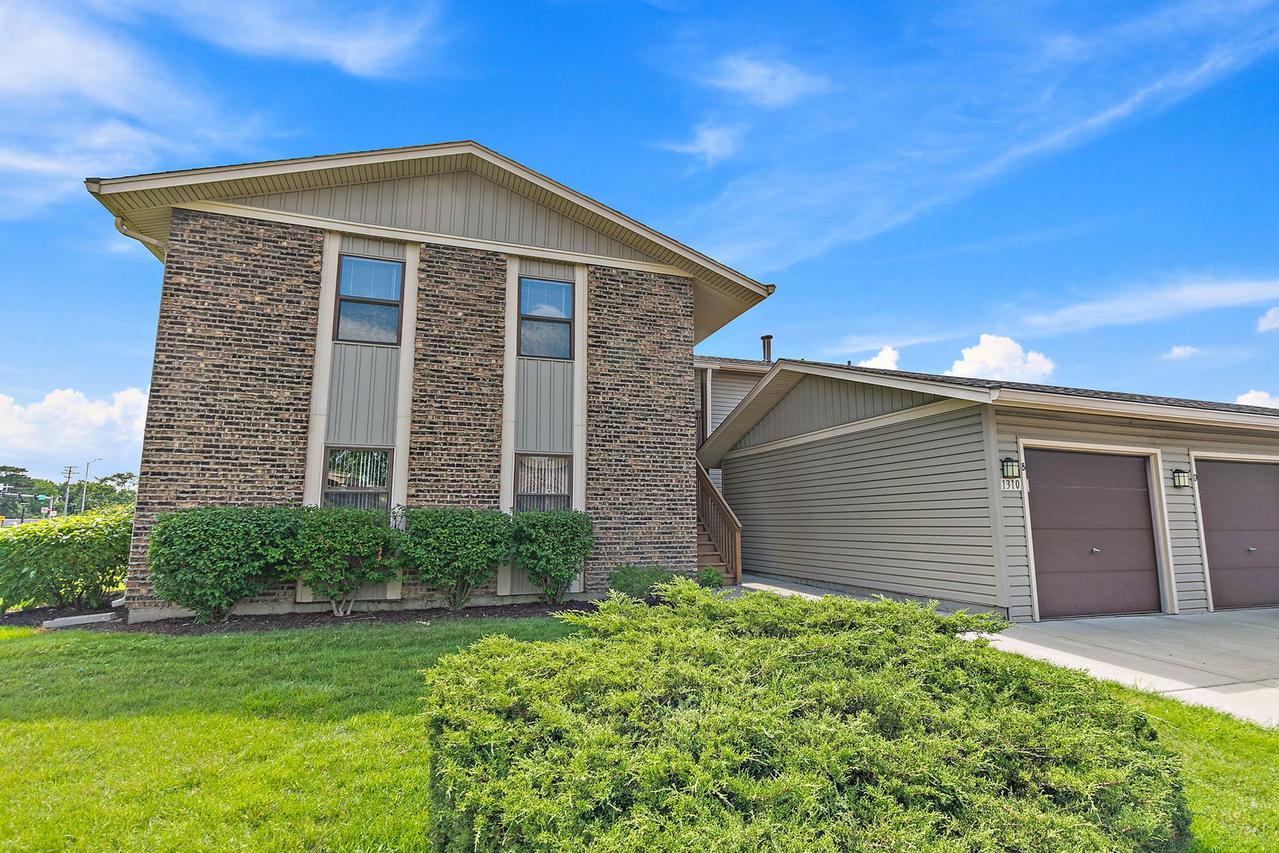 1310 Gifford Ct. #B, Hanover Park, IL 60133