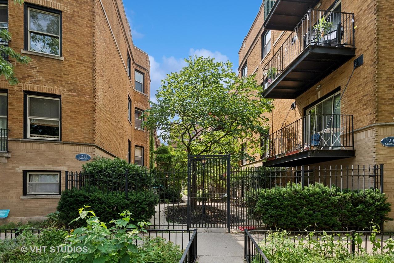 1225 W Greenleaf Ave. #2E, Chicago, IL 60626