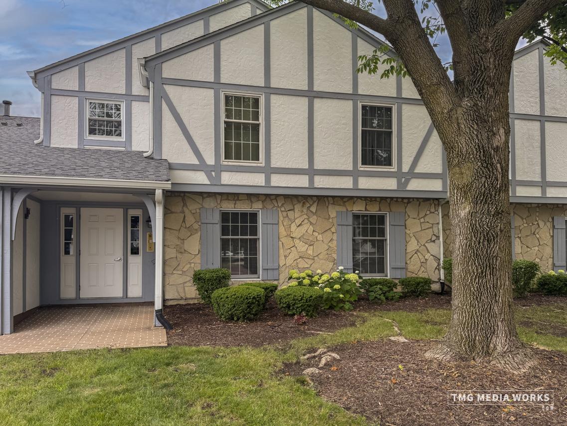 2163 Lancaster Cir. #202B, Naperville, IL 60565