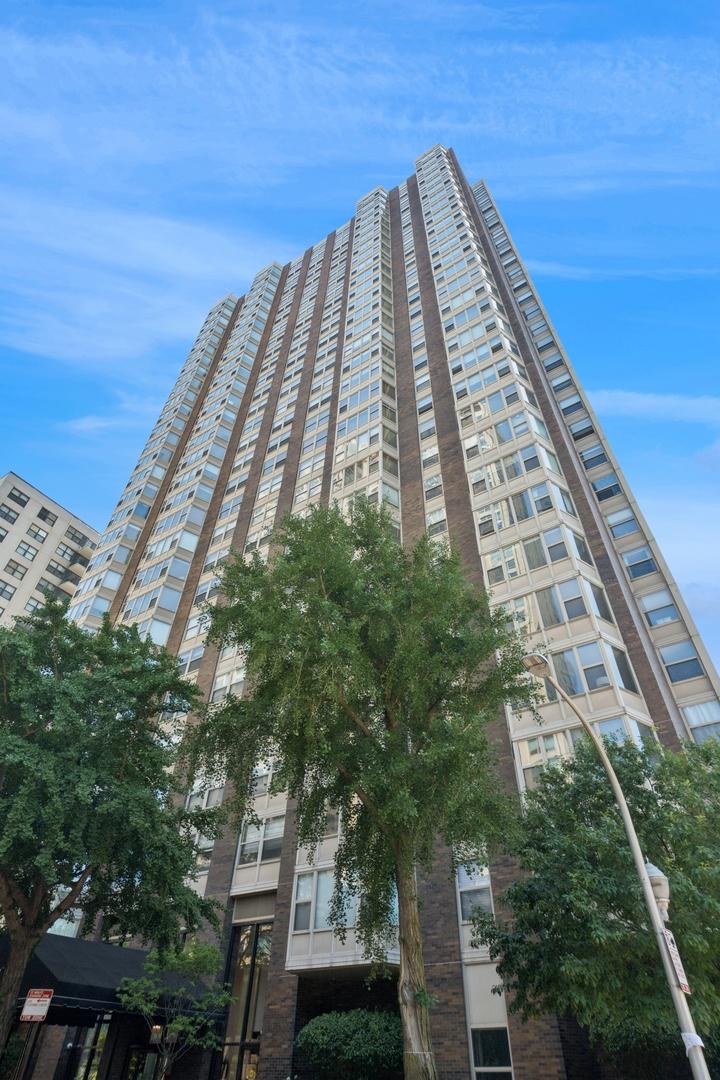 525 W Hawthorne Pl. #3006, Chicago, IL 60657