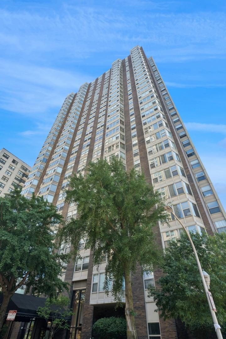 525 W Hawthorne Pl. #3006, Chicago, IL 60657