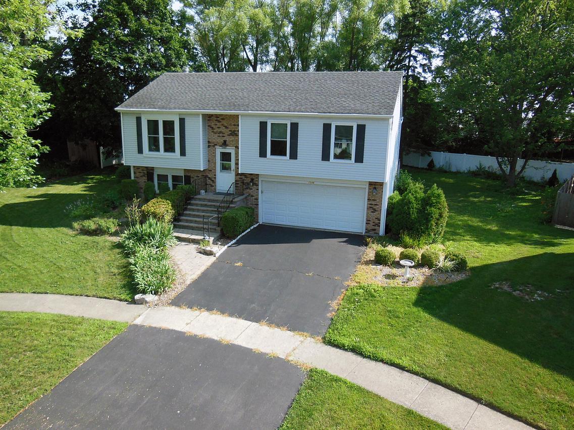 1348 Adams Ct., St. Charles, IL 60174