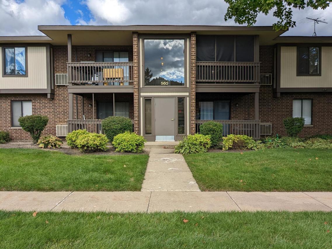 560 Somerset Ln. #6, Crystal Lake, IL 60014