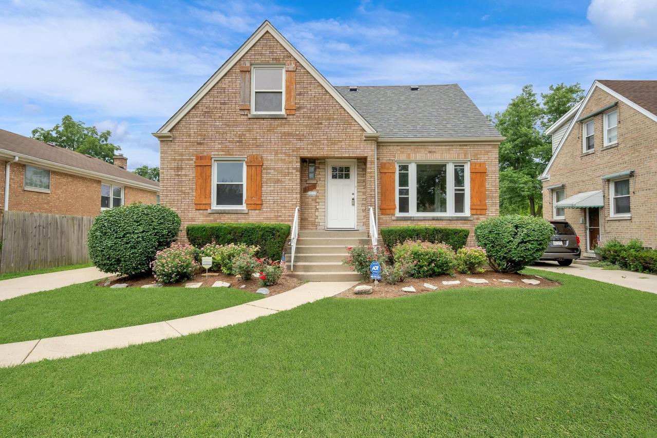 2242 S 5th Ave., North Riverside, IL 60546
